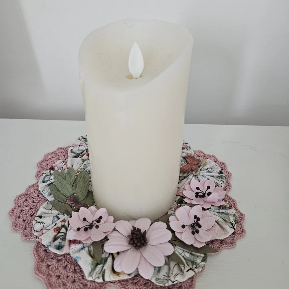 Hand Sewn Fabric Yo Yos  Set of 36 With Red,  Cream With Tea Roses , Botanical - Picture 10 of 13